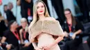 Angelina Jolie menirukan gaya sang diva Maria Callas yang diperankannya, dengan outfit yang dikenakannya saat menginjak red carpet. [Foto: Instagram]