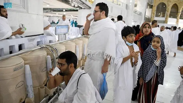 Air Zamzam dibagikan kepada pengunjung di Masjidil Haram saat Ramadhan. (SPA)
