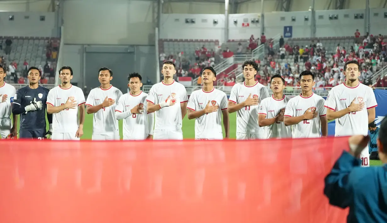 Para pemain starting XI Timnas Indonesia U-23 berbaris menyanyikan lagu kebangsaan Indonesia Raya jelang dimulainya laga perempatfinal Piala Asia U-23 2024 menghadapi Korea Selatan U-23 di Abdullah bin Khalifa Stadium, Doha, Qatar, Jumat (26/4/2024) dini hari WIB. (Dok. PSSI)