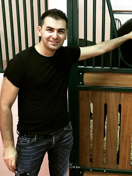 Seorang sumber mengatakan, Kris meminta bantuan Saygin lantaran pria itu relasi dekat keluarga mereka dan sudah mengenal Kendall jauh sebelum pesta itu. Kris pun tampak bahagia dapat memberikan kejutan itu pada Kendall. (Instagram/Sayginyalcin)