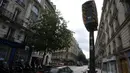 Kamera pengukur kecepatan kendaraan digambarkan di sebuah jalan di Paris, Senin (30/8/2021). Kota Paris telah mengeluarkan aturan yang membatasi kecepatan baru untuk pengemudi menjadi hanya 30 kilometer per jam untuk mengurangi kecelakaan dan membuat Paris lebih ramah pejalan kaki (AP/Francois Mori)