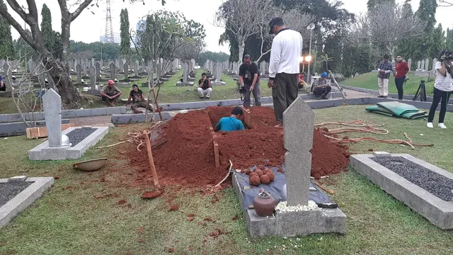 Liang lahat untuk jenazah mantan Ibu Negara Ani Yudhoyono di TMP Kalibata, Jakarta Selatan