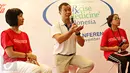 Chairman of EIM ASEAN Chapter Benedict Tan (tengah) memberi keterangan pers terkait pelatihan Exercise is Medicine (EIM), Jakarta, Kamis (26/11/15). EIM mendorong para dokter menjadikan olahraga sebagai resep untuk pasien. (Liputan6.com/Immanuel Antonius)