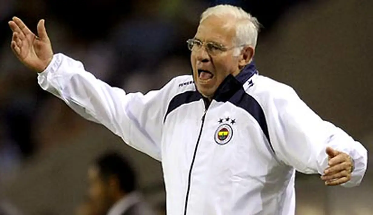 Fenerbahce SK's coach Spanish Luis Aragones reacts during their Champions League group G matchday 1 football match against FC Porto at the Dragao Stadium in Porto, on September 17, 2008. AFP PHOTO / MIGUEL RIOPA 