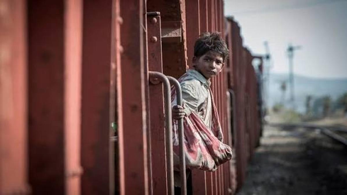 Saroo kecil tertidur dan tersesat/IMDb