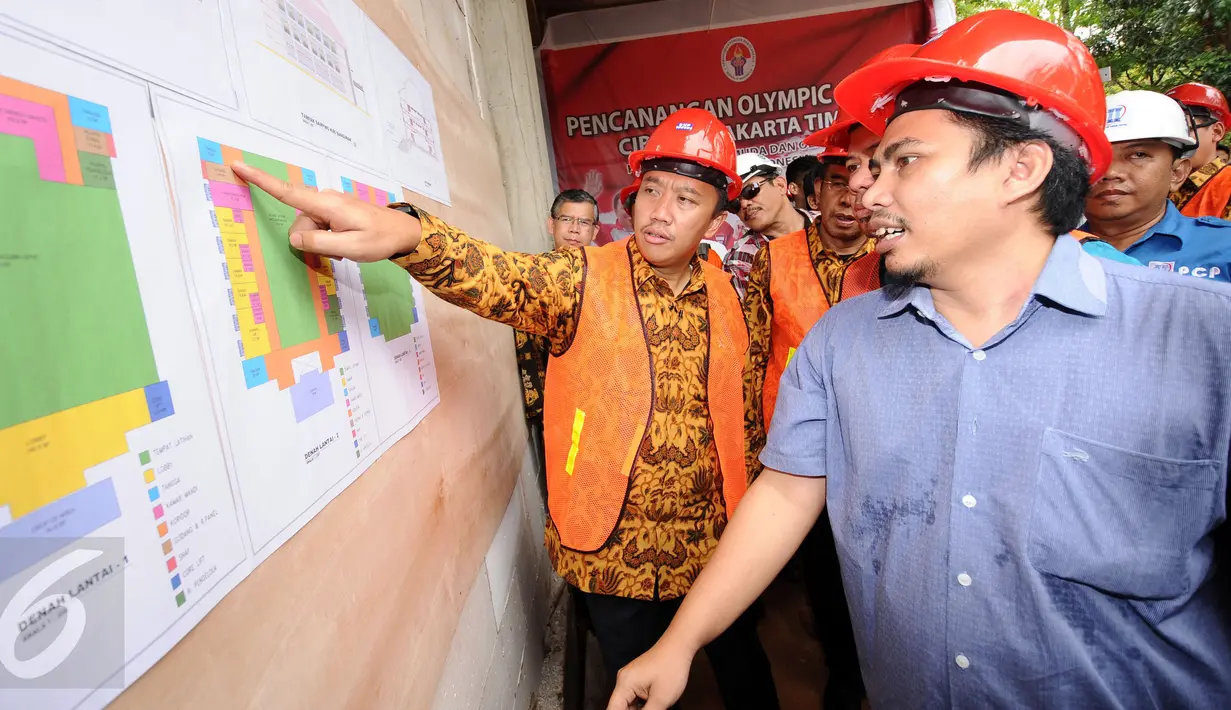 Menpora Imam Nahrawi (tengah) melihat denah pembangunan gedung olimpic centre di kawasan Cibubur, Jakarta, Rabu (2/11). Sebelumnya Menpora menyerahkan bonus pada peraih medali Olimpiade dan Paralimpiade Rio 2016. (Liputan6.com/Helmi Fithriansyah)