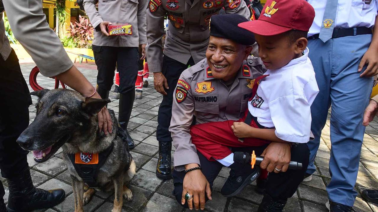 FOTO: Semangat Murid SLB Belajar Bersama Anjing K-9 Mabes Polri