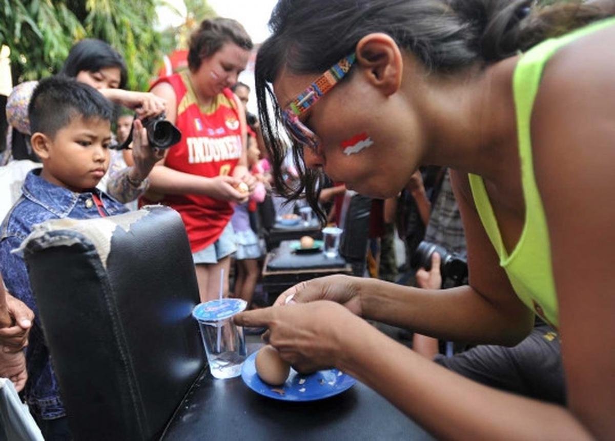Lucunya para turis asing mengikuti lomba 17-an