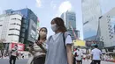 Orang-orang yang memakai masker untuk membantu melindungi diri dari penyebaran virus corona berjalan melintasi persimpangan di Tokyo, Senin (30/8/2021). 44 persen warga Jepang sudah tervaksin penuh. Walau begitu, angka pertumbuhan kasus di Jepang masih tinggi. (AP Photo/Koji Sasahara)