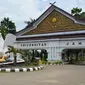 Suasana gerbang masuk Universitas Jambi di kawasan Mendalo, Kabupaten Muarojambi. (Andre/B Santoso/Liputan6.com)