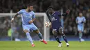 Bek Manchester City Kyle Walker berebut bola dengan gelandang Paris Saint Germain (PSG) Idrissa Gueye pada match day ke-5 fase grup Liga Champions di Etihad Stadium, Kamis (25/11/2021) dinihari WIB. Manchester City menang comeback melawan PSG 2-1. (AP Photo/Scott Heppell)