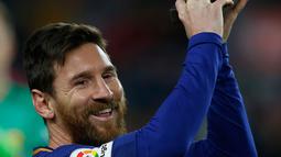 Ekspresi Lionel Messi saat menunjukkan Sepatu Emasnya jelang pertandingan liga Spanyol di stadion Camp Nou di Barcelona (17/12). Messi meraih Sepatu Emas Eropa usai mencetak 37 gol di La Liga musim lalu. (AP Photo/Manu Fernandez)