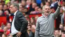 Pelatih Manchester United, Jose Mourinho, memberikan instruksi saat melawan Crystal Palace pada laga Premier League di Stadion Old Trafford, Inggris, Minggu (21/5/2017). MU menang 2-0 atas Palace. (EPA/Tim Keeton)