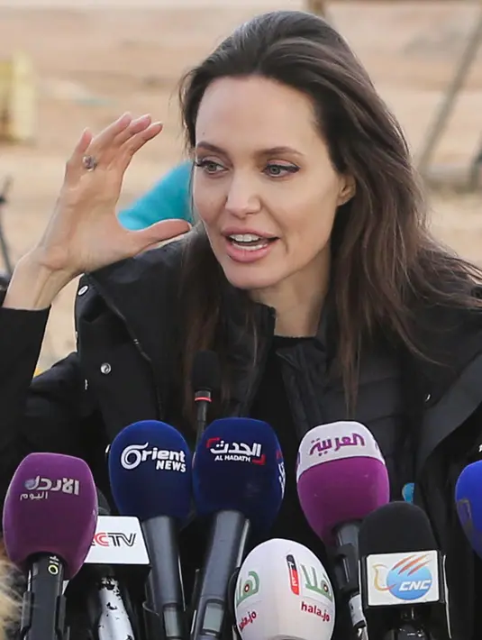 Utusan khusus lembaga pengungsi PBB, aktris Angelina Jolie saat konferensi pers di Kamp Pengungsi Suriah Zaatari di Mafraq, Yordania, Minggu (28/1). Menurut Jolie, perlu penyelesaian politik secara damai di Suriah. (Khalil MAZRAAWI/AFP)