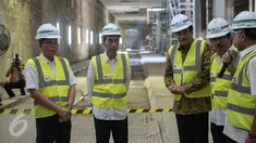 Presiden Jokowi didampingi Menhub Ignasius Jonan (kiri), Menteri Sofyan Djalil dan Wagub DKI Djarot Syaiful Hidayat meninjau perkembangan pengeboran terowongan pada proyek MRT di Stasiun MRT Senayan, Jakarta, Rabu (23/12). (Liputan6.com/Faizal Fanani)