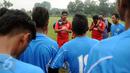 Pelatih Semen Padang Nil Maizar (tengah) memberikan arahan usai latihan di Lapangan Sutasoma, Halim Perdanakusuma, Jakarta, Jumat (22/1/2016). Latihan ini persiapan menghadapi Mitra Kukar di final piala Jenderal Sudirman. (Liputan6.com/Helmi Fithriansyah)