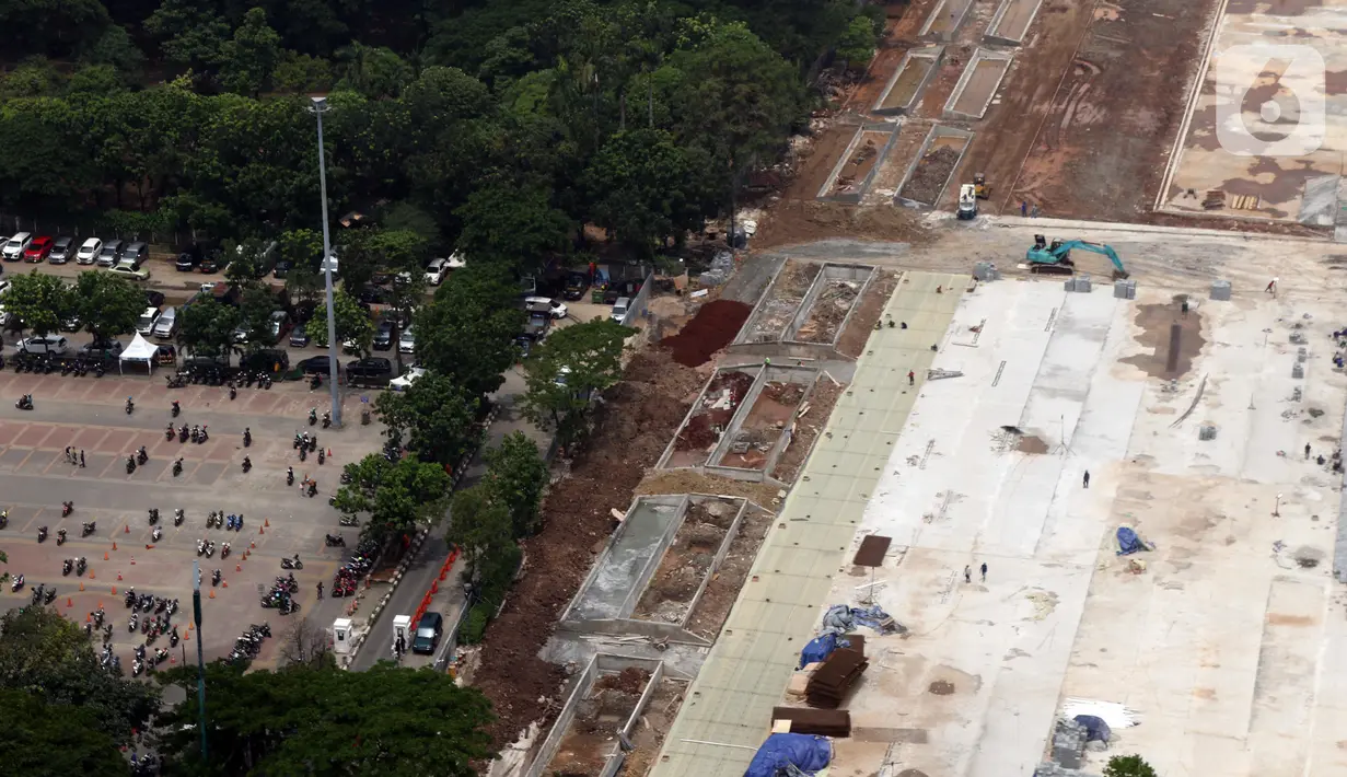 Suasana proyek revitalisasi Taman Sisi Selatan Monumen Nasional dilihat dari ketinggian, Jakarta, Minggu (19/1/2020). Proses revitalisasi kawasan Monas menggunakan skema multi-years dalam waktu tiga tahun dari 2019 hingga 2021. (Liputan6.com/Helmi Fithriansyah)