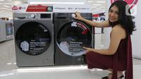 Model menunjukkan mesin cuci LG berteknologi Kecerdasan Buatan AI DD dengan ezDispense di Jakarta. LG AI DD dengan ezDispense memiliki tabung berkapasitas 13 kilogram untuk pencucian dan 8kg untuk pengeringan, membuatnya memiliki fleksibilitas lebih untuk menangani jumlah cucian besar dalam satu kali pencucian. (Liputan6.com)