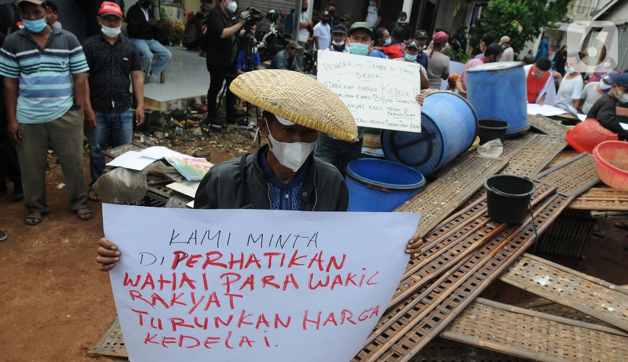 Perajin tempe melakukan aksi mogok produksi di Sentra Produksi Tempe Kelurahan Tugu, Cimanggis, Depok, Senin (21/02/2022).  Harga kedelai impor yang mencapai Rp1,1 juta/kwintal membuat ratusan perajin tahu-tempe di Jabodetabek menggelar mogok produksi tiga hari ke depan. (merdeka.com/Arie Basuki)