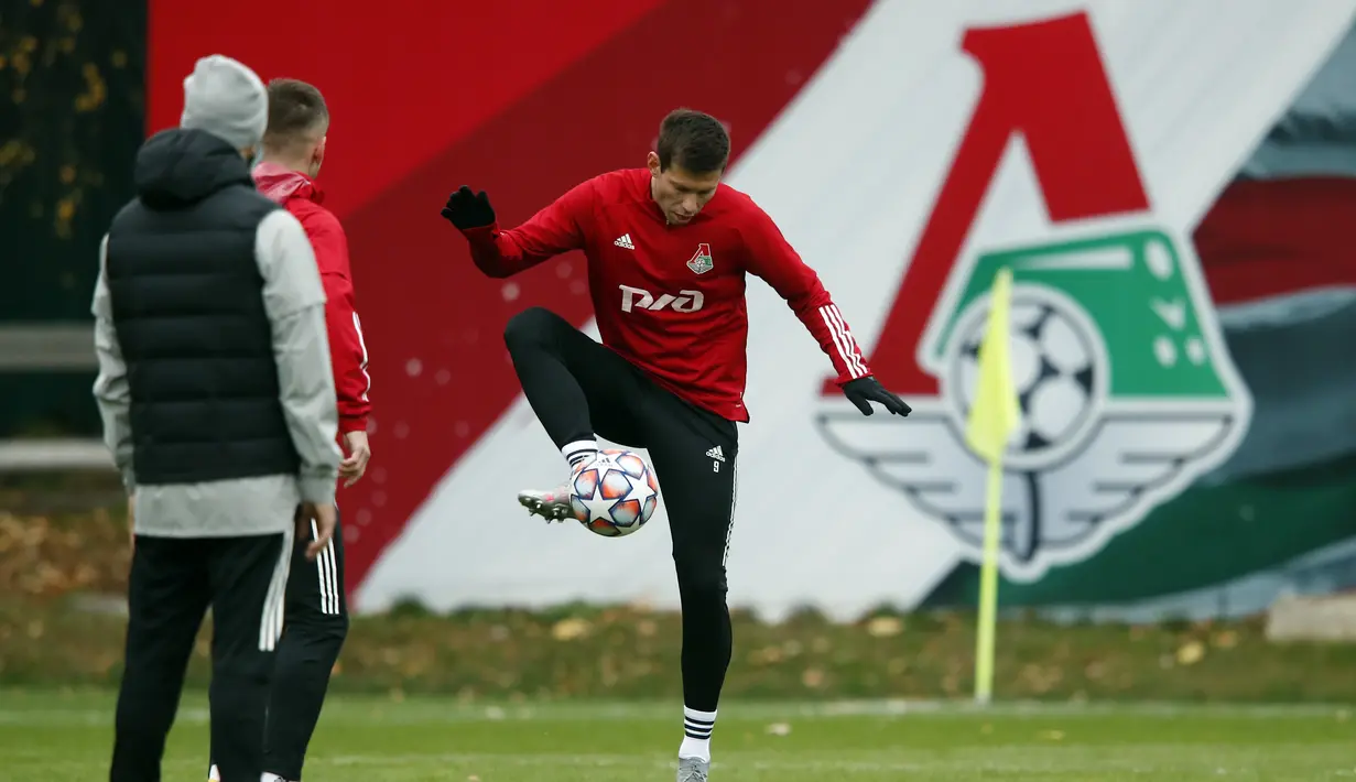 Penyerang Lokomotiv Moskow, Fedor Smolov mengontrol bola saat mengikuti latihan tim di Bakovka di luar Moskow (26/10/2020). Lokomotiv Moskow akan bertanding melawan wakil Jerman, Bayern Munchen pada grup A Liga Champions. (AFP/Pool/Maxim Shipenkov)