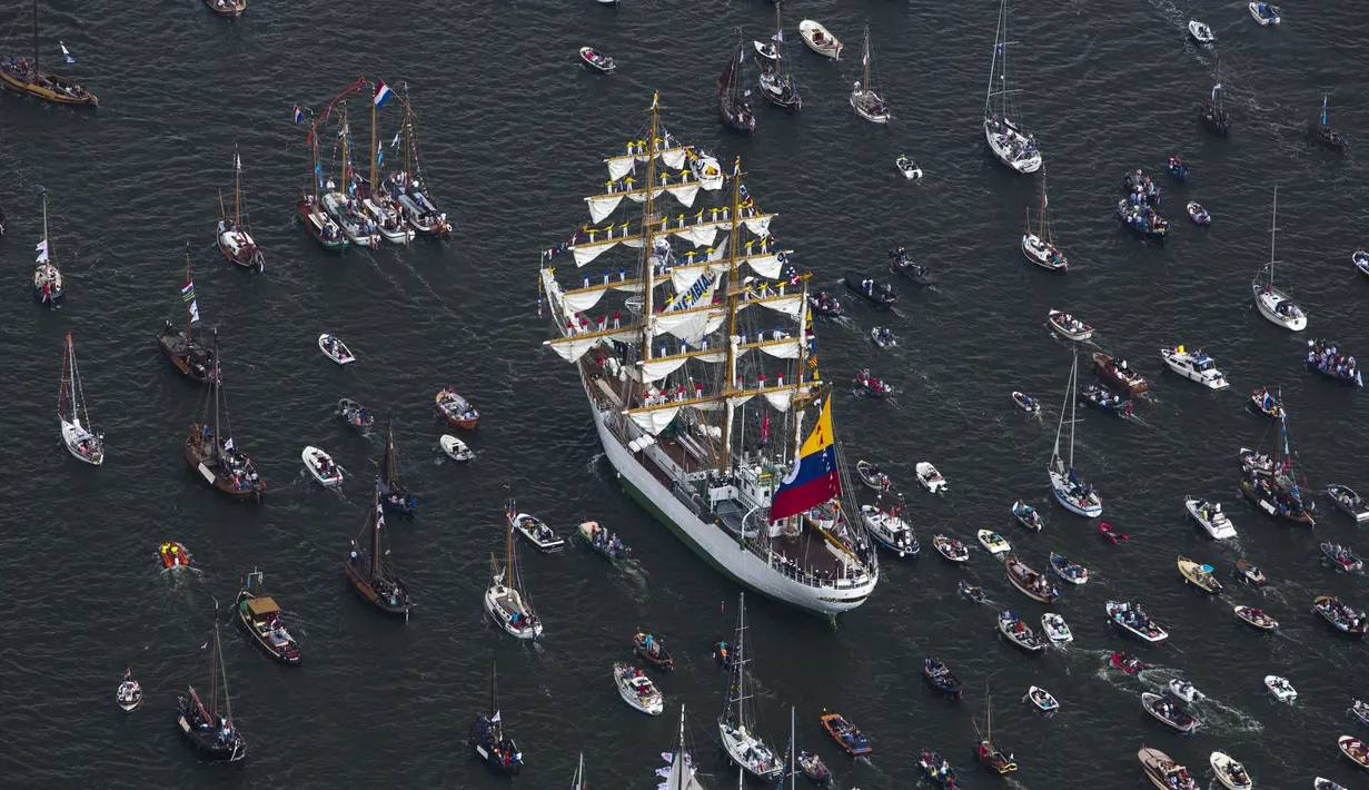 Ratusan kapal – kapal kecil hingga besa terlihat melakukan parade selama festival SAIL Amsterdam, Belanda, (19/8/2015). Acara ini merupakan festival Bahari yang diadakan setiap lima tahun di Amsterdam.  (REUTERS/Cris Toala Olivares)