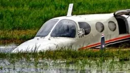 19 Januari - Sebuah pesawat terbang milik PT. Intan Angkasa dengan nomor register WIT yang terbang dari Sentani (Papua) dikabarkan jatuh di pantai Un, Kota Tual, dan menewaskan pilot serta tiga orang kru (Istimewa)