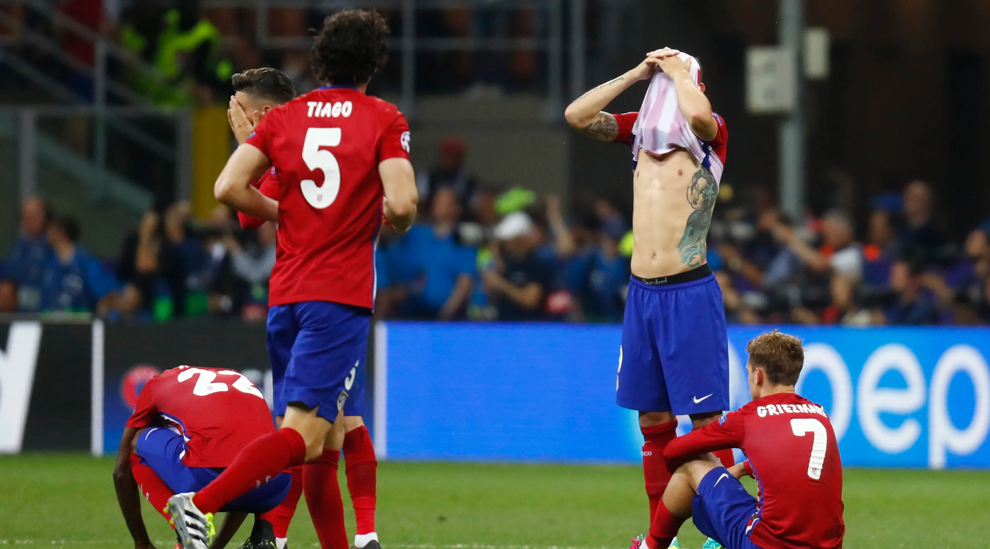 Ekspresi pemain Atletico Madrid setelah ditumbangkan Real Madrid pada final Liga Champions 2016. Atletico Madrid kalah adu penalti. (Reuters / Kai Pfaffenbach)