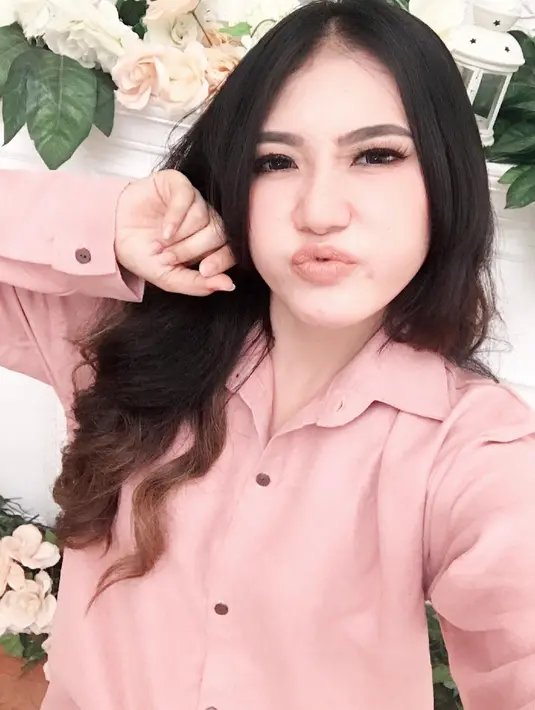 Kali ini Via memakai kemeja berwarna baby pink. Rambut panjangnya yang dibiarkan terurai kali ini dibuat sedikit bergelombang.   (Instagram/viavallen)