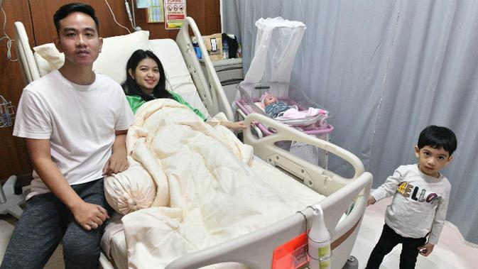 Foto keluarga Gibran Rakabuming Raka bersama anak keduanya, La Lembah Manah hasil jepretan fotografer Joko Widodo, Agus Suparto. (Liputan6.com/Fajar Abrori/ Agus Suparto)