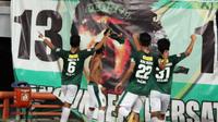 Para pemain Persebaya Surabaya merayakan gol (Liputan6.com / Dimas Angga P)