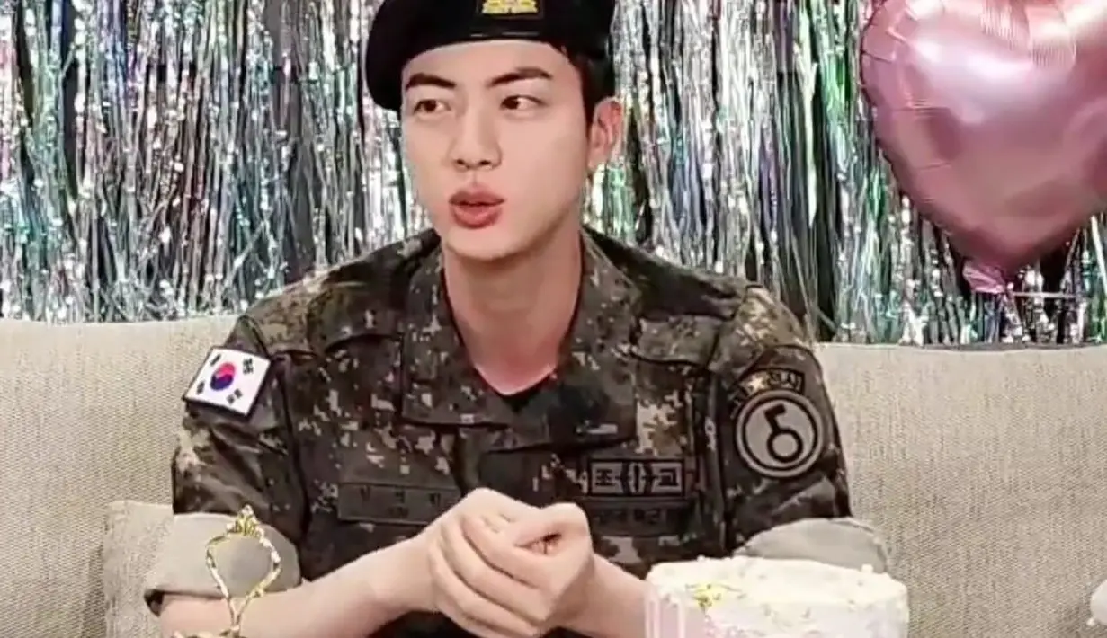 <p>"Saya hanya benar-benar ingin memeluk semua orang dengan sepenuh hati. Meskipun ada pilihan lain seperti acara fan sign dan acara high-touch, saya ingin memeluk semua orang, jadi saya berdiskusi banyak dengan perusahaan," imbuhnya. (Foto: Live Weverse)</p>