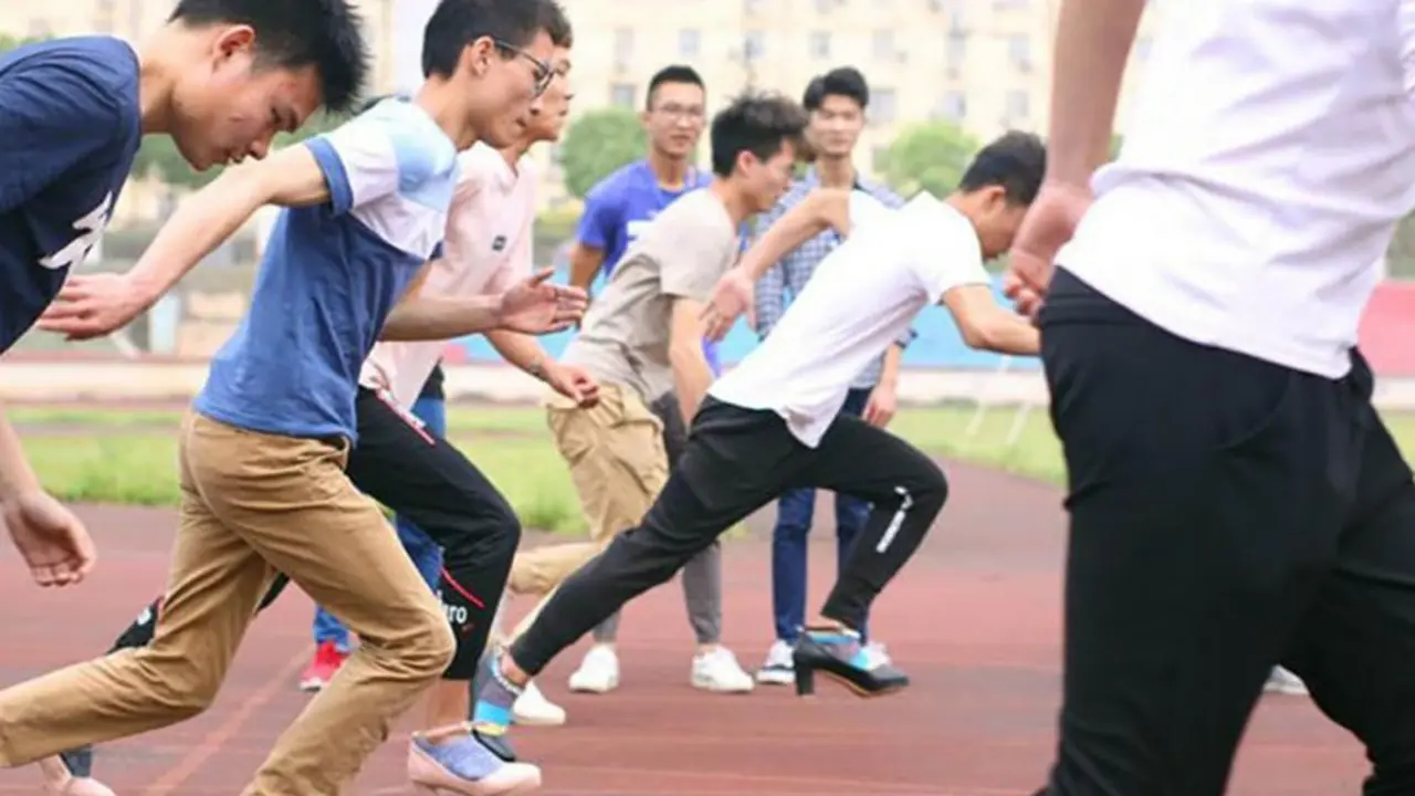 Lomba Lari dengan High Heel Agar Mahasiswa Rasakan Kesulitan Ibu