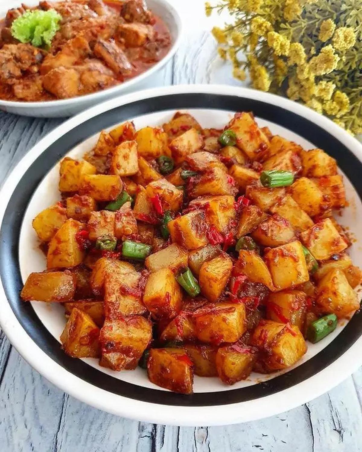 Tanpa Banyak Cabai, Ini Cara Bikin Sambal Goreng Kentang Tetap Merah Menggoda