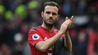 3. Juan Mata – Pemain Manchester United ini terkenal aktif membagikan kegiatannya di dalam maupun di luar lapangan dengan membuat video YouTube. Konten nya mulai dari Tips dan trik bermain sepak bola. (AFP/Paul Ellis)