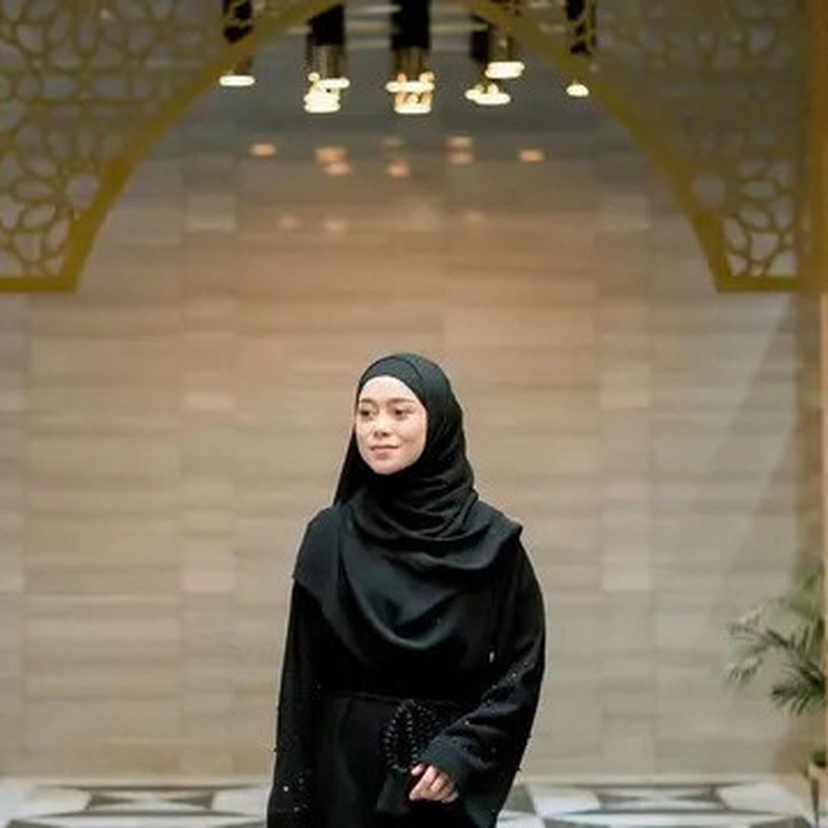 6 Tips Berpakaian 2025 untuk Wanita Pendek agar Terlihat Tinggi, Hijaber Wajib Simak