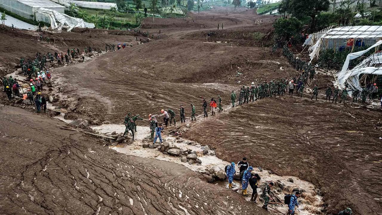 FOTO: Tim SAR Gabungan Intensifkan Pencarian Korban Longsor Pasirlangu