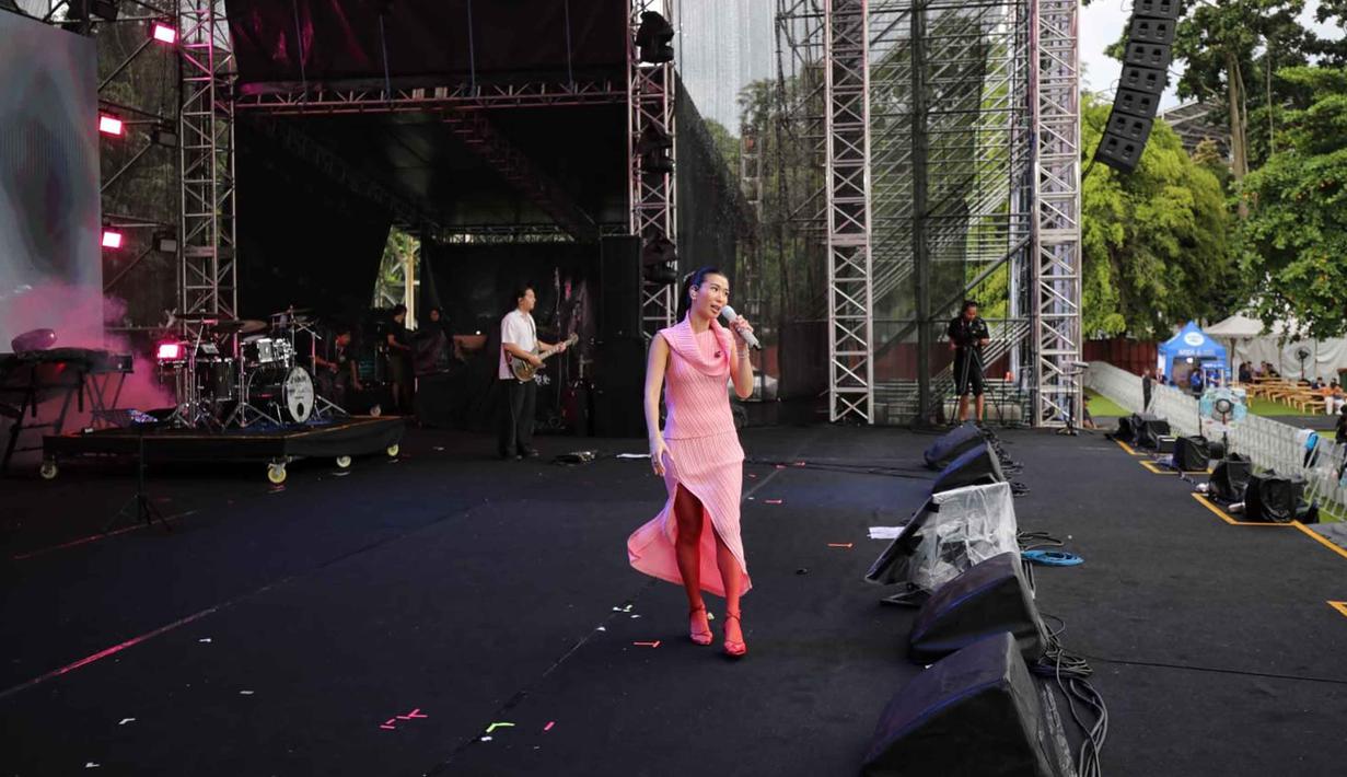 Kehadirannya di atas panggung seolah menjadi penyejuk di tengah rintik hujan yang membasahi area festival. Tampak dalam foto, penyanyi Christie saat tampil dalam gelaran KapanLagi Buka Bareng (KLBB) Festival 2026 hari pertama di Stadion Madya, Kompleks Gelora Bung Karno, Senayan, Jakarta, Sabtu 28 Februari 2026. (Fimela.com/Adrian)