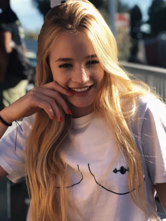 Lagu tersebut mengekspresikan kekecewaannya pada sang ayah karena meninggalkan ibunya Eva Mavrakis usai 22 tahun pernikahan. (instagram/esther.mcgregor)