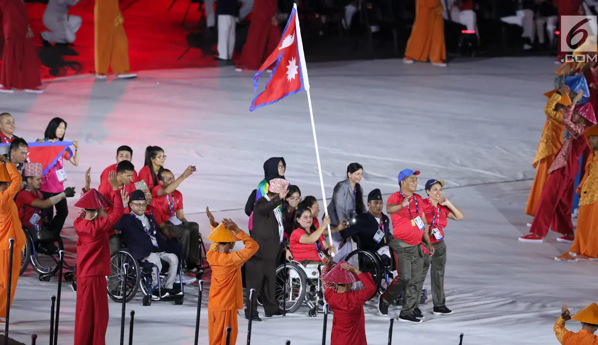 Atlet Para Games dari berbagai negara melakukan defile saat pembukaan Asian Para Games 2018 di Stadion Utama Gelora Bung Karno, Jakarta, Sabtu (6/10).  Ribuan atlet dari 41 negara akan berlaga. (Liputan6.com/Helmi Fithriansyah)
