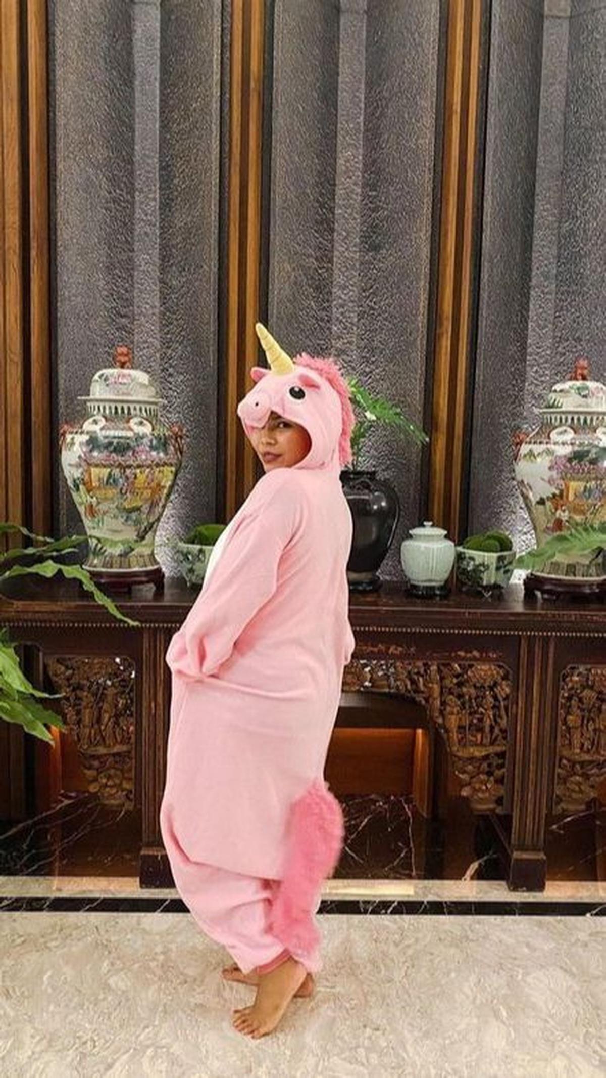 Tak hanya itu, Felicia juga menunjukkan satu sisi rumah mereka yang menyimpan banyak koleksi guci-guci mahal.
