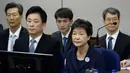 Ekspresi Park Geun-hye saat menjalani sidang perdana dugaan korupsi di Pengadilan Distrik Pusat Seoul, Korea Selatan (23/5). Park digulingkan melalui putusan Mahkamah Konstitusi pada 10 Maret 2017. (AP Photo/Ahn Young-joon, Pool)