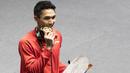Pebulutangkis Indonesia, Jonatan Christie, menggigit medali usai final tunggal putra bulutangkis di Istora Senayan, Selasa (28/8/2018). Jonatan menang 21-18, 20-22, 21-15 atas wakil China Taipei, Chou Tien Chen. (Bola.com/Peksi Cahyo)