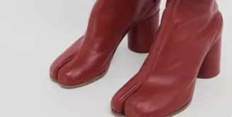 Tabi Shoes identik dengan model sepatu yang unik. Bagian jari yang terpisah membuat sepatu ini memiliki karakteristik tersendiri. [Foto: instagram/ Pinterest]