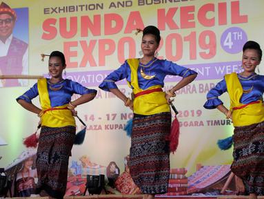 Tarian tradisional iringi Sunda Kecil Expo dalam Festival Menipo di Kupang, NTT, Kamis (14/11/2019). Menipo merupakan taman wisata alam (TWA) yang dikelola langsung oleh Kementerian LHK yang akan menjadi lokasi wisata alam baru di pulau Timor. (Liputan6.com/HO/Purew)