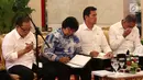Sejumlah menteri Kabinet Kerja menyimak arahan Presiden Joko Widodo atau Jokowi saat Sidang Kabinet Paripurna di Istana Negara, Jakarta, Senin (9/4). (Liputan6.com/Angga Yuniar)