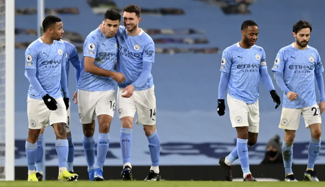 Gelandang Manchester City, Rodrigo (kedua kiri) berselebrasi usai mencetak gol lewat titik penalti ke gawang Tottenham pada pertandingan Liga Inggris di Stadion Etihad, Inggris, Minggu (14/2/2021).  Man City masih memuncaki klasemen Liga Inggris dengan 50 poin. (Shaun Botterhill/Pool via AP)