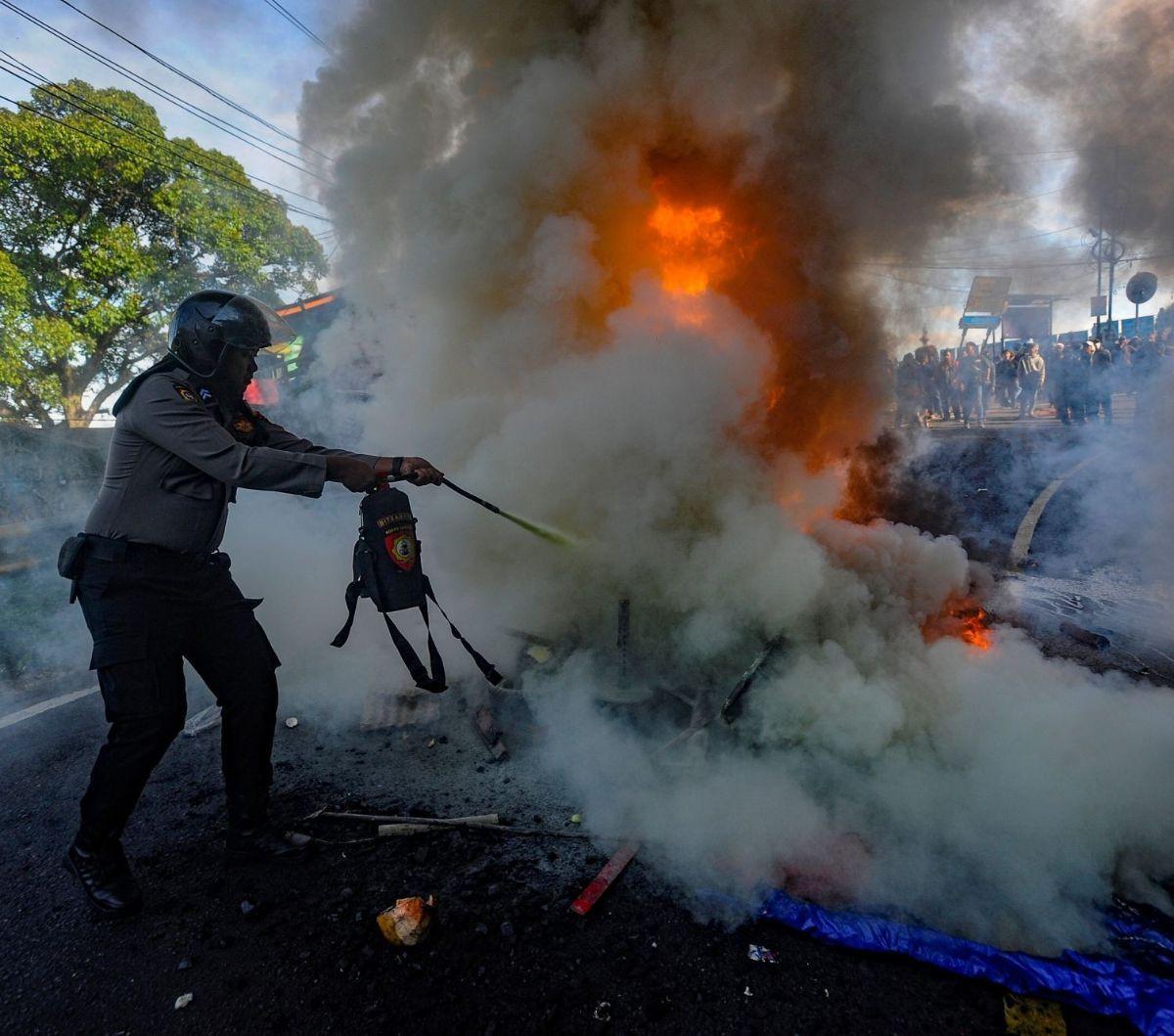 Penertiban pedagang kaki lima (PKL) yang dilakukan oleh Satuan Polisi Pamong Praja (Satpol PP) di kawasan Gunung Mas Puncak, Cisarua, Kabupaten Bogor, pada pagi hari ini, diwarnai aksi perlawanan dari para pedagang.&nbsp;Foto: merdekacom / Arie Basuki<br>