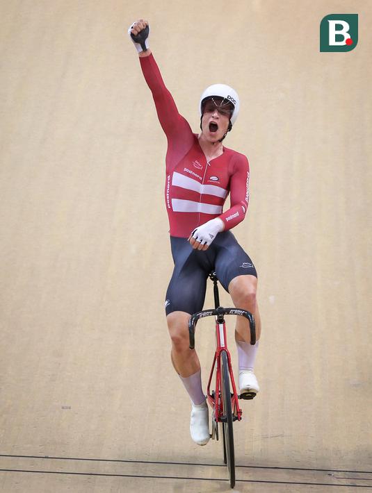 Pebalap Denmark, Hansen Tobias berselebrasi setelah memenangkan nomor omnium putra UCI Track Nations Cup 2023 yang berlangsung di Jakarta International Velodrome, Rawamangun, Jakarta, Sabtu (25/02/2023). (Bola.com/Bagaskara Lazuardi)