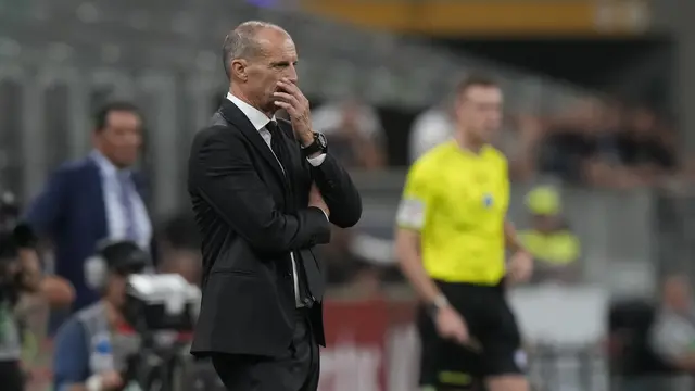 Massimiliano Allegri saat menyaksikan AC Milan menjamu Cremonese di pekan pertama Serie A 2025/2026 di San Siro, Minggu (24/08/2025). (AP Photo/Luca Bruno).