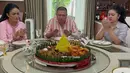 <p>Pada momen spesial ini, Kris Dayanti merayakan Kellen bersama keluarganya. Mereka terlihat merayakannya dengan tumpeng nasi kuning. [Foto: instagram.com/anggi30__]</p>